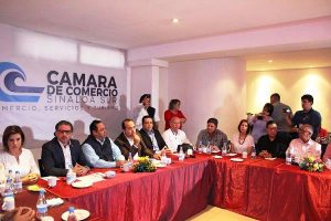 Reconocimiento Organismos Empresariales Fernando Pucheta Alcalde de Mazatlán 2017 Guillermo Romero Rodríguez