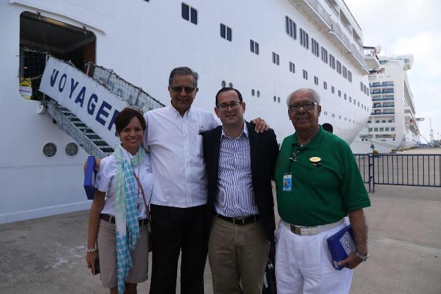 RECIBEN AL CRUCERO VOYAGER (5)