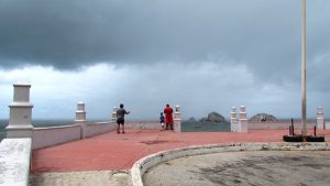 Turistas y locles ven pasar a Newton en Mazatlán