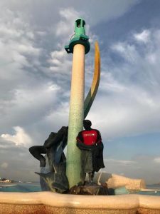 Intervienen la desnudez del monumento al pescador con camiseta de los Venados 2017